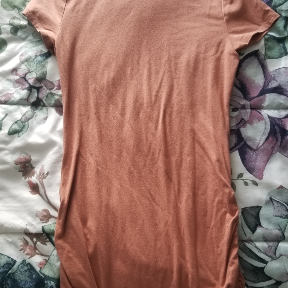 Slim fit dress with side rupples